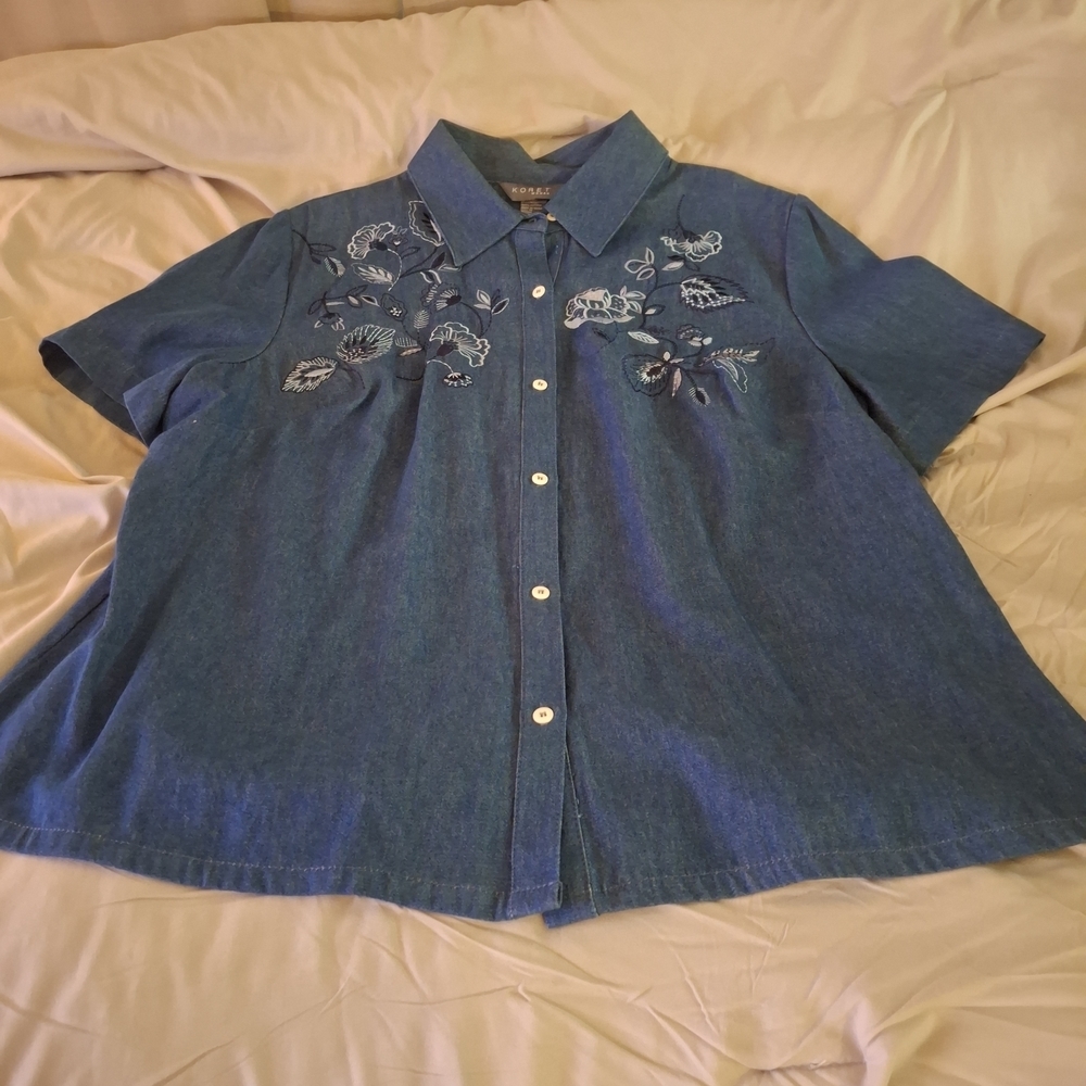 Koret Womem's Denim Blue Floral Embroidered Short Sleeve Shirt - Picture 3 of 7